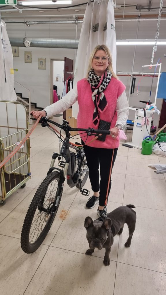 Neue Dienstkleidung und ein Fahrrad