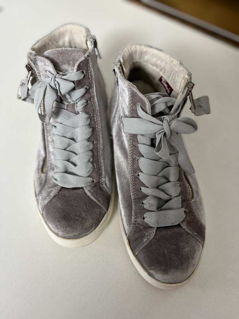 Schuhe gereinigt und App für iOS online