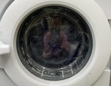 professionelle Waschmaschine bei der Arbeit